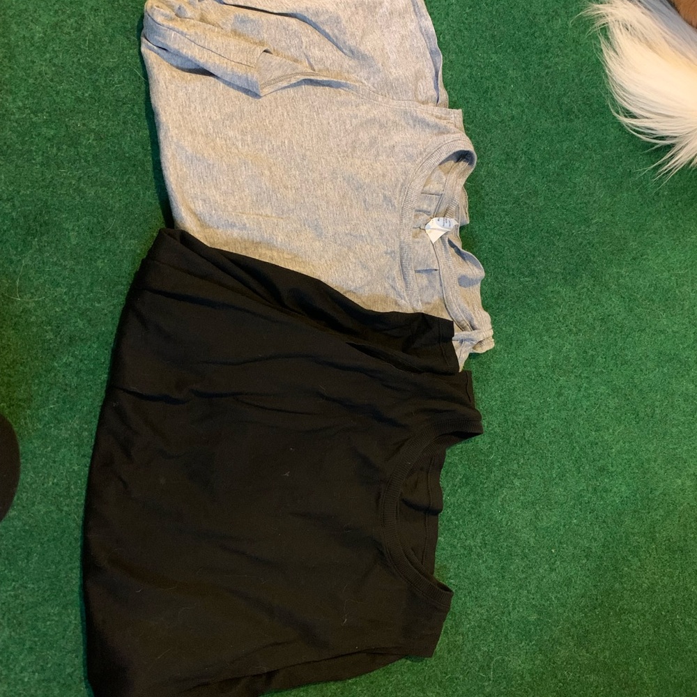 Two workout tops - Picture 4 of 5